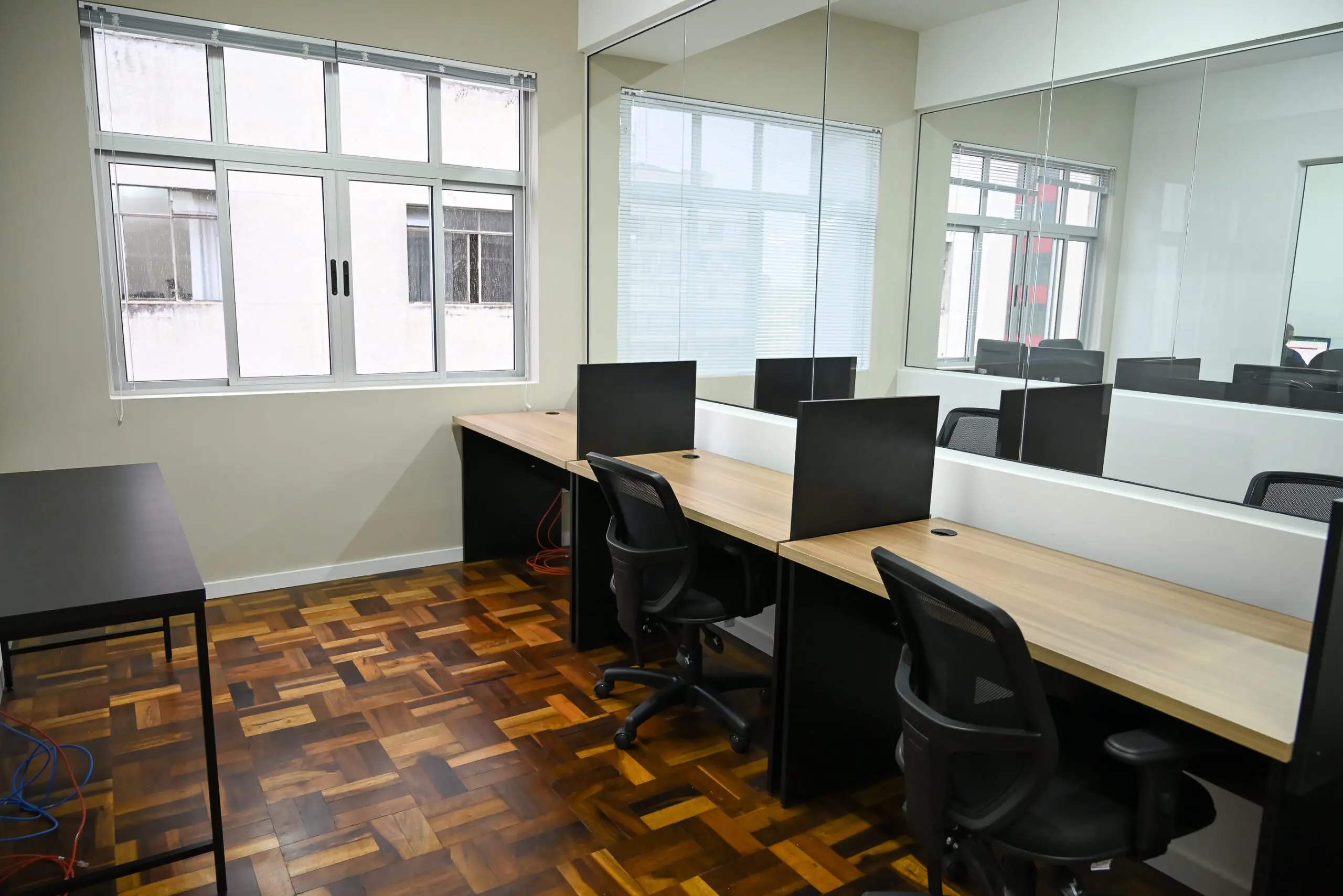 Sala para Pequena Equipe — Ambiente privativo com múltiplas estações divisórias, indicado para equipes que precisam de um espaço fechado só delas.