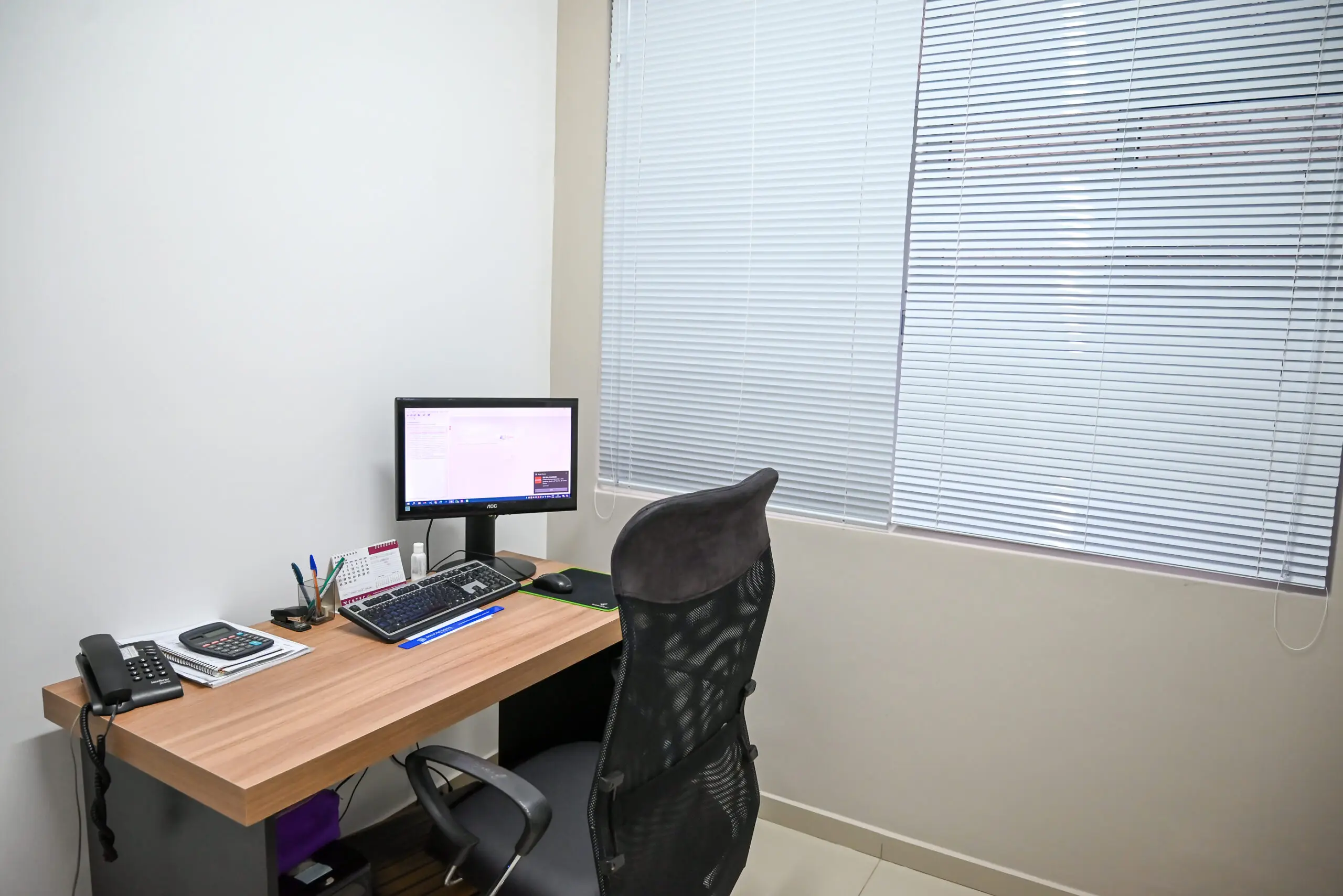 Sala individual privativa, mobiliada e pronta para uso.