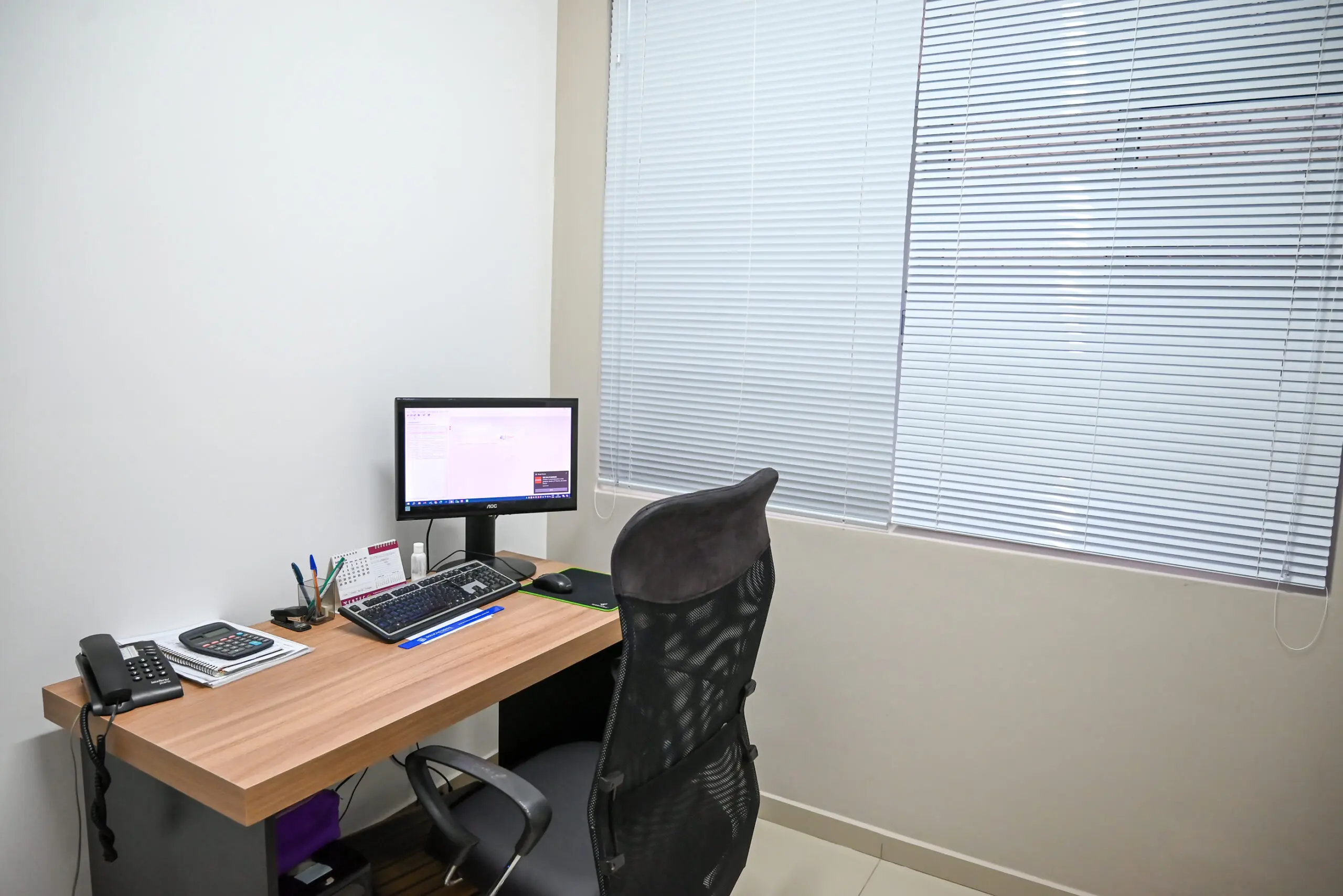 Sala Individual Privativa — Sala fechada e mobiliada para um profissional, com mesa de trabalho, telefone fixo e estrutura pronta para uso imediato.
