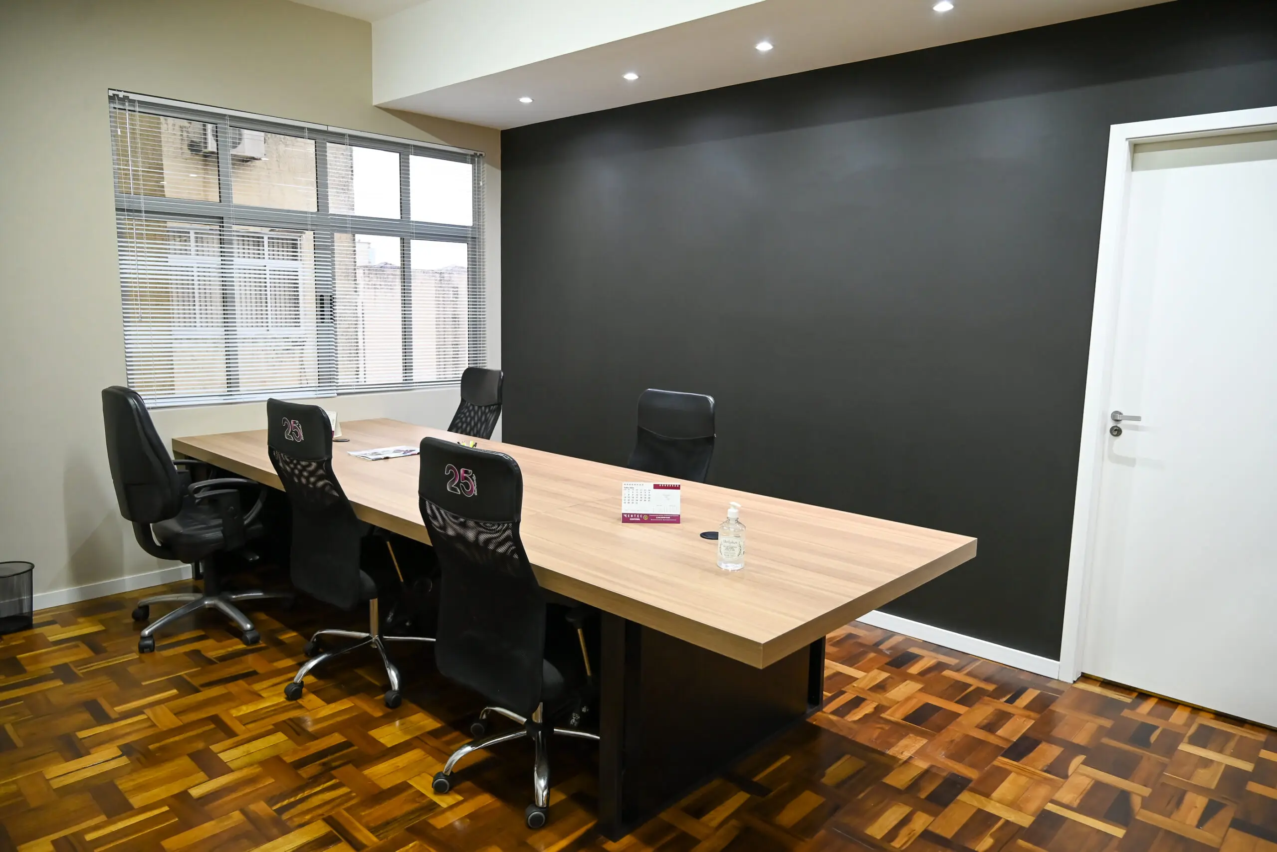 Sala de reunião fechada para receber clientes.