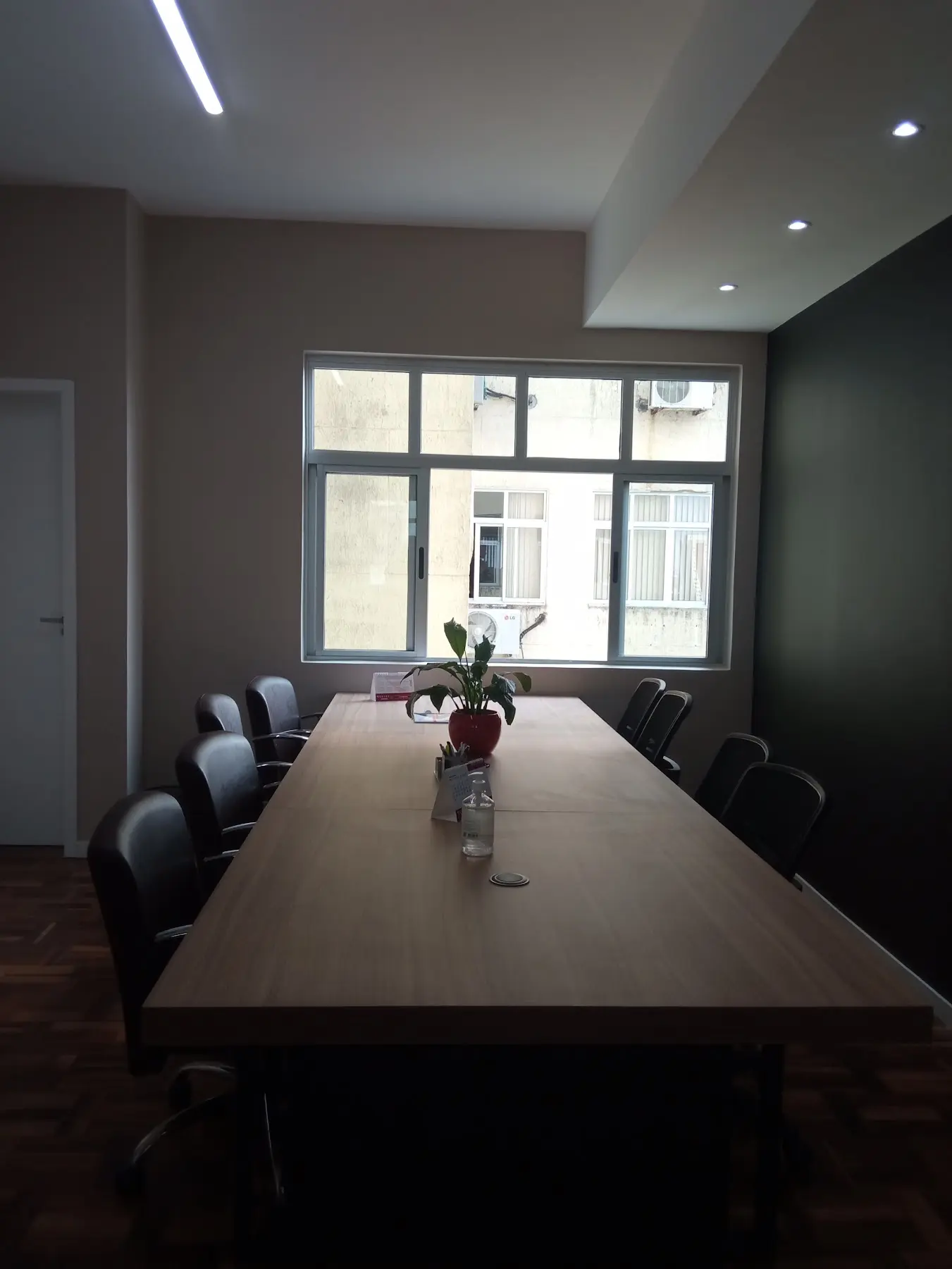 Sala de Reunião Executiva — Sala de reunião fechada com mesa ampla, ideal para receber clientes ou reunir a diretoria com privacidade. Equipada com TV e sistema de som de alta qualidade para apresentações.