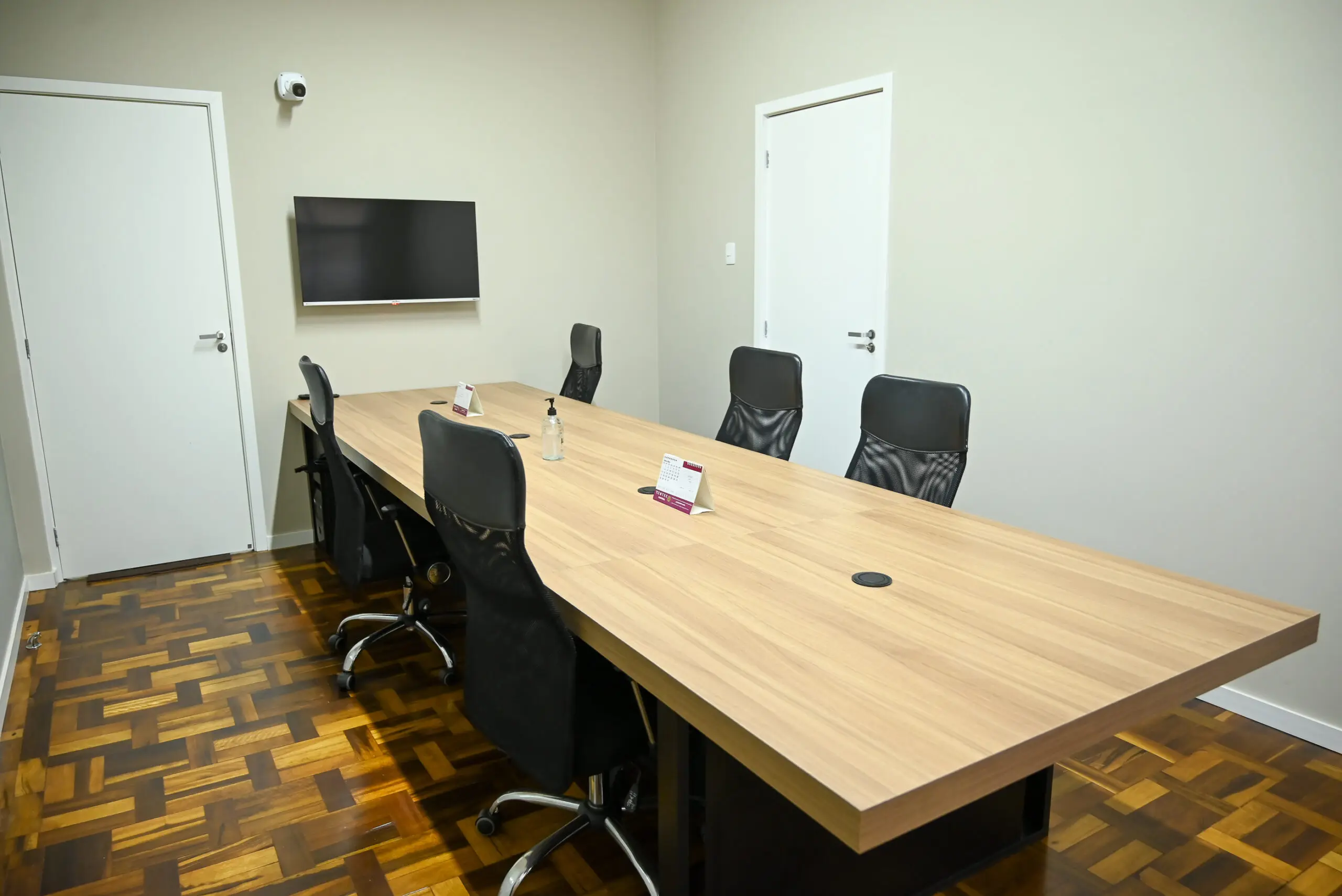 Sala de reunião com quadros de vidro para trabalho colaborativo.