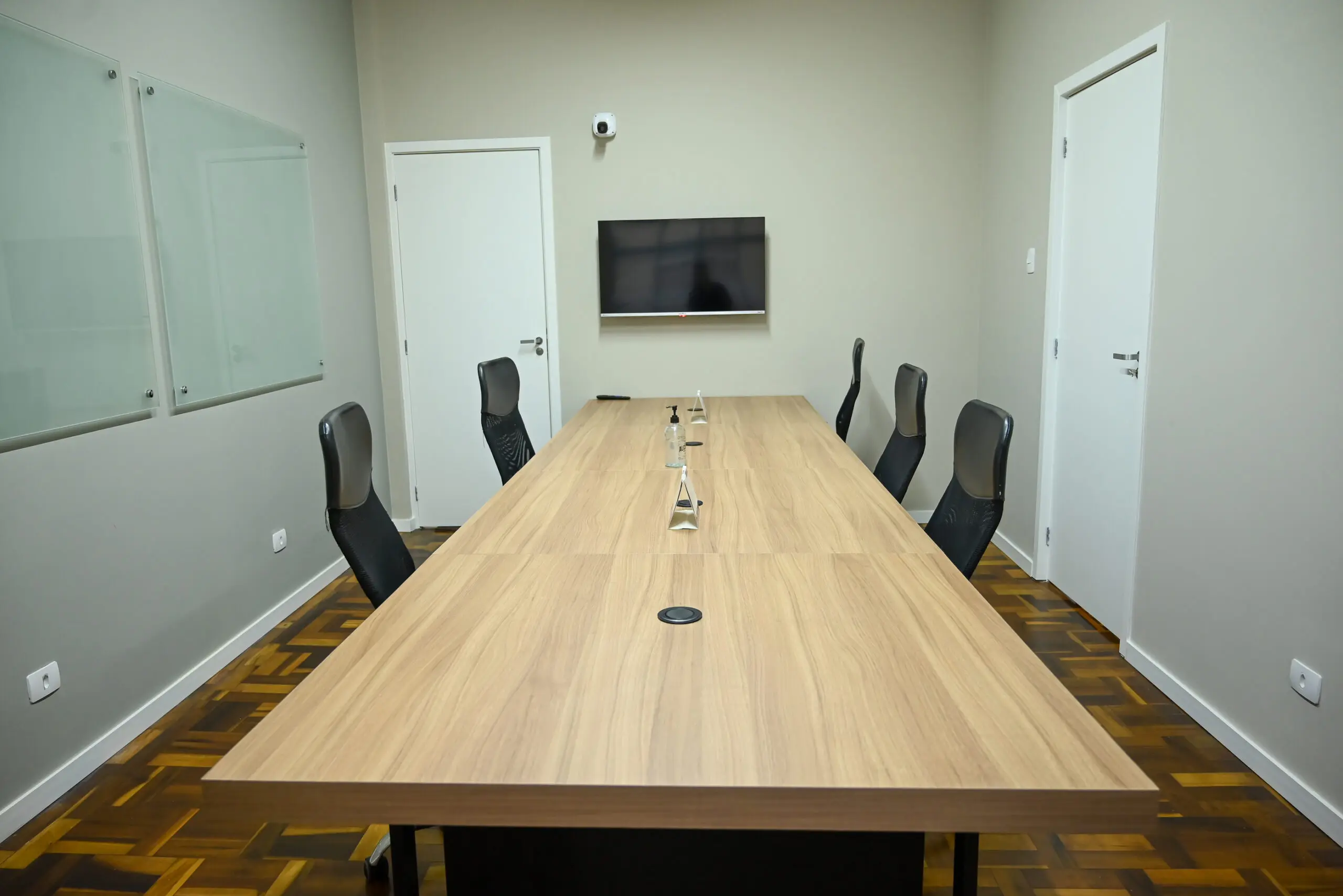 Sala de reunião equipada com TV para apresentações.